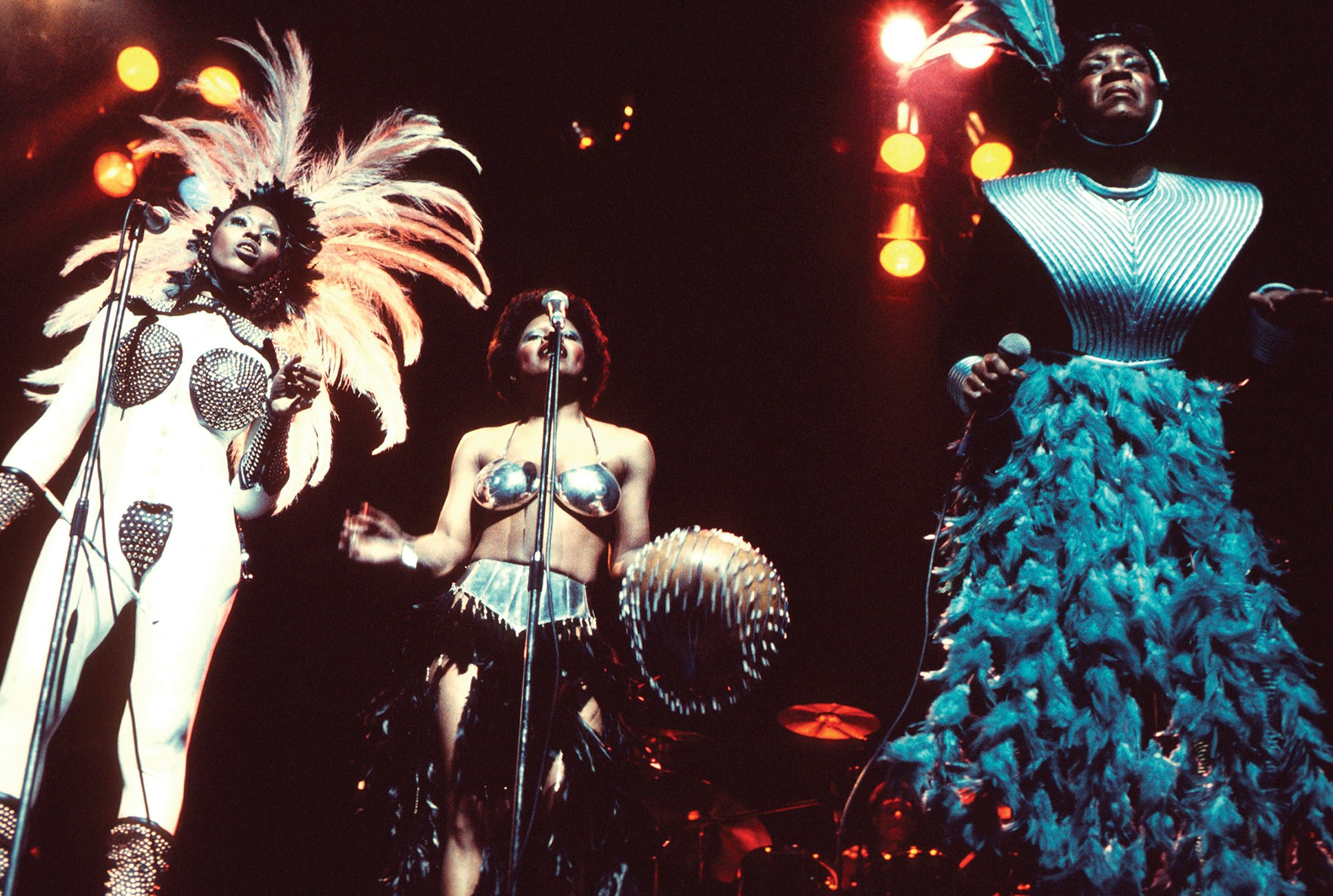 Labelle onstage, wearing Larry LeGaspi outfits, London, March 11, 1975. (left to right) Nona Hendryx, Sarah Dash, and Patti LaBelle. Photo by Michael Putland/Getty Images.